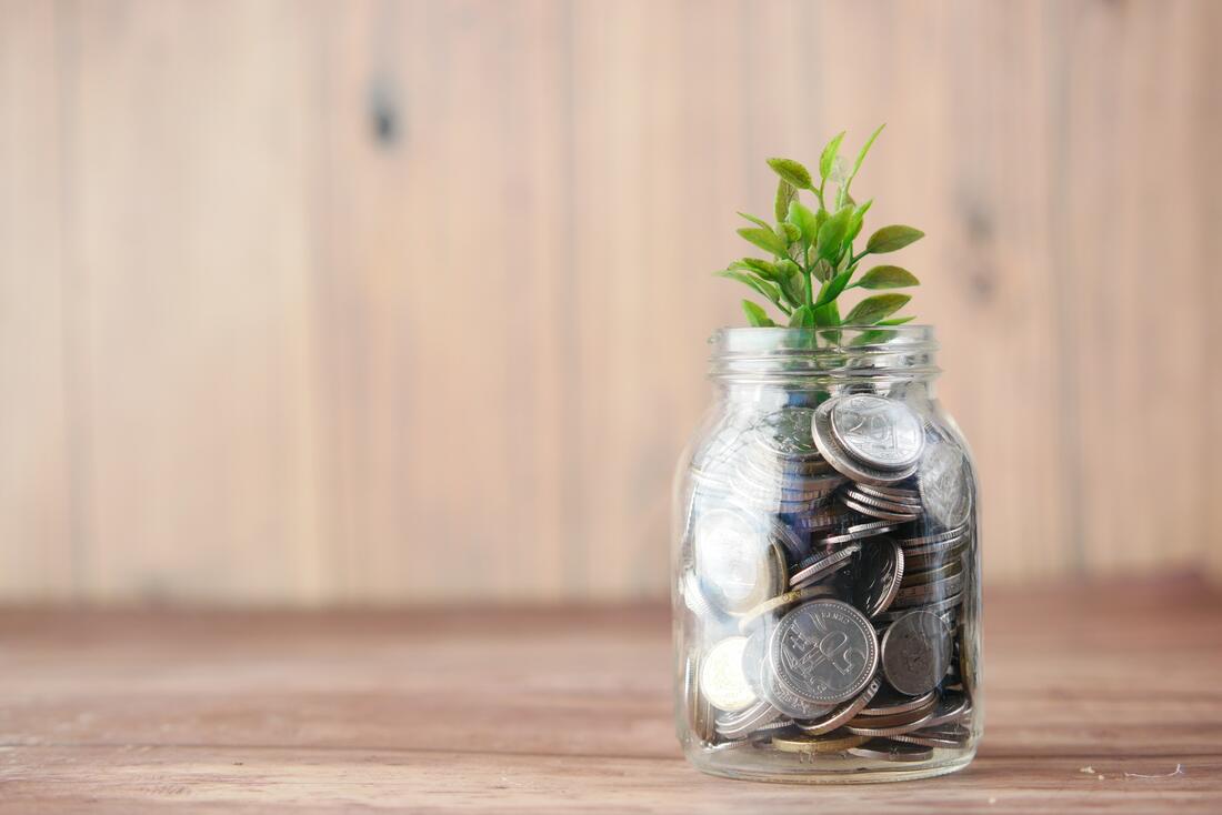 illustrasjon penger i et glass med plante som vokser