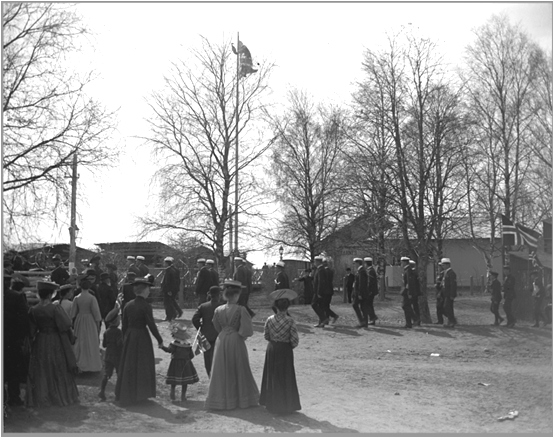 Feiring av 17. mai i Skarnes sentrum, ca. 1910. Sort.hvitt