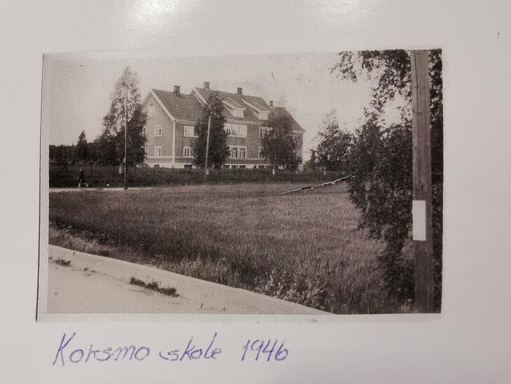Svart-hvitt foto av korsmo skole, merket 1946 med kulepenn