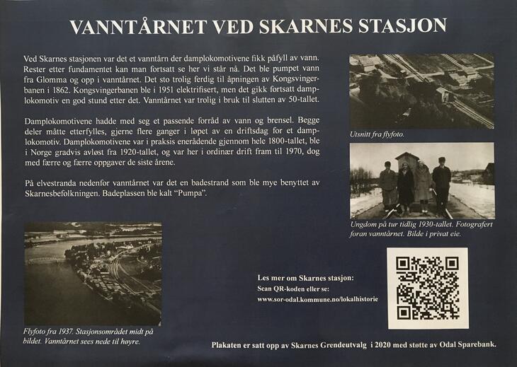 Blått informasjonsskilt med info om det gamle vanntårnet
