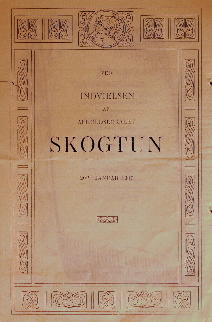 Program for innvielse av Skogtun. gammelt, gulnet papir med dekor i art nouveau-stil