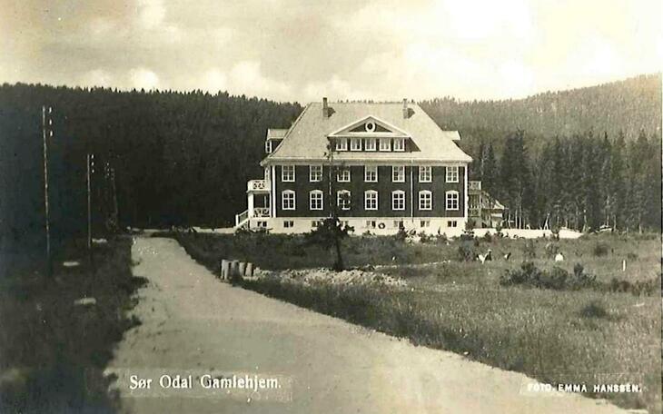 Gammelt postkort med sort-hvitt foto av gamlehjemmet