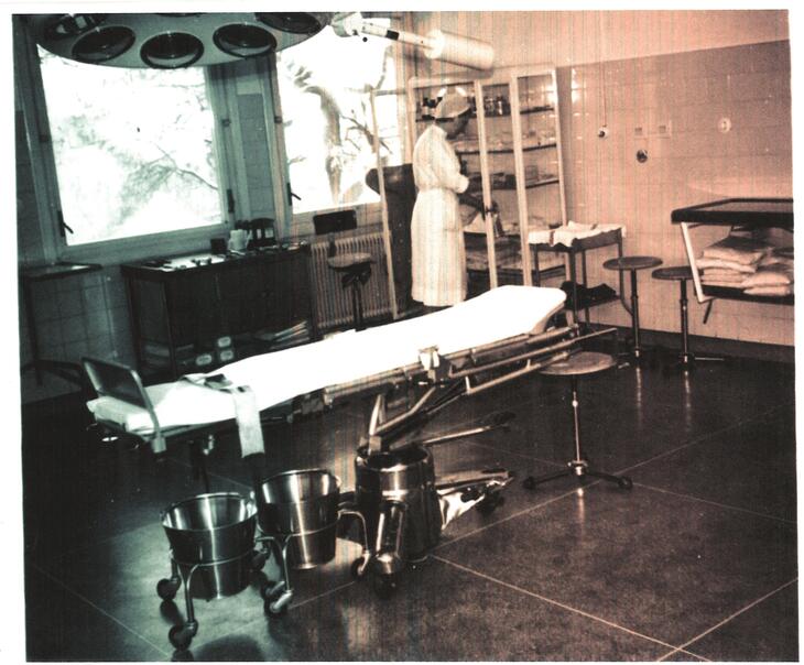 svart-hvitt foto av sykestua med sykepleier