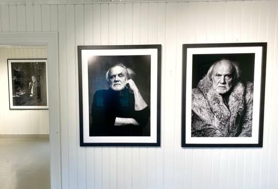 To innrammede foto med portrett av Kåre Tveter henger på veggen i Lyshuset.