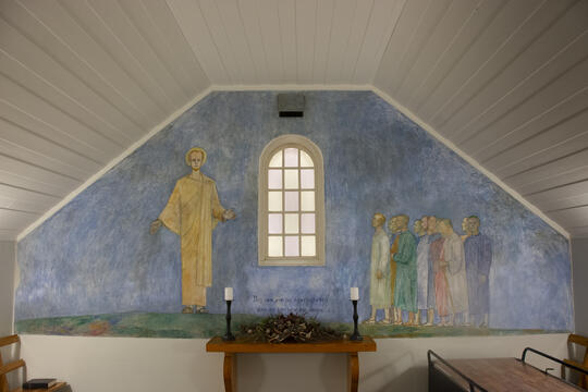 Stort veggmaleri av jesus og dispilene på veggen i bårehuset