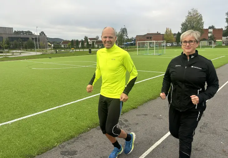 Banksjef Marianne Nybakk og kommunedirektør Rune Lund i treningsklær på en løpebane