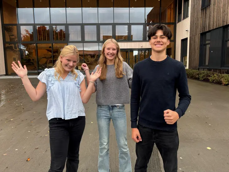 Tre hoppende glade elever fra Glommasvingen skole, Hannah Leonore Bydal, Simonas Vaitkus og Helena Fjeld Haukerud