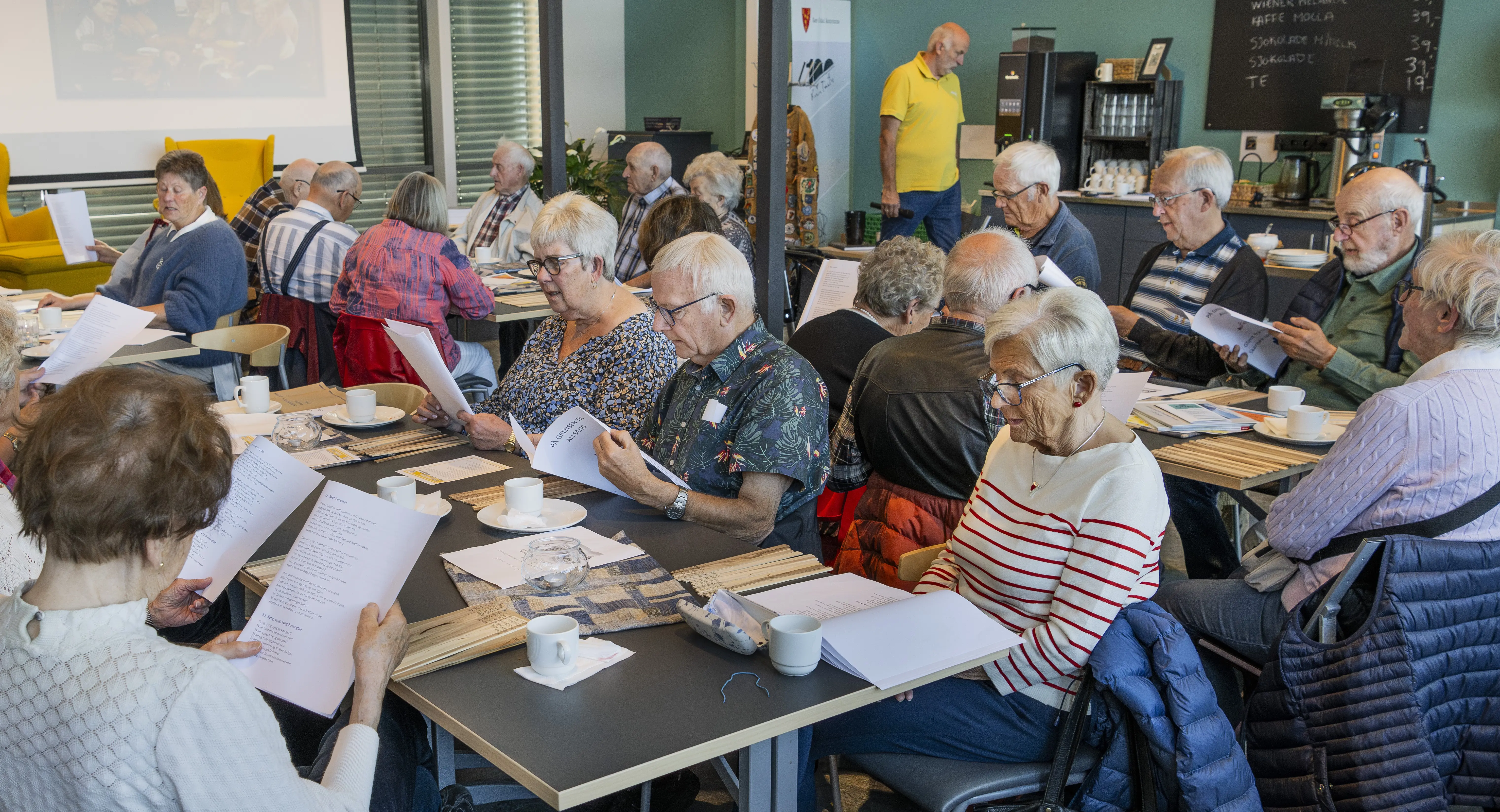 Glade og syngende pensjonister som deltar i "På grensen til allsang"