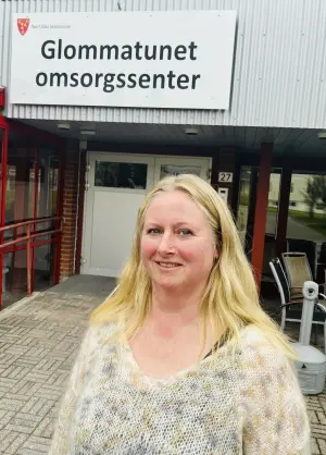 Demenskoordinator Elin foran hovedinngangen til Glommatunet omsorgssenter